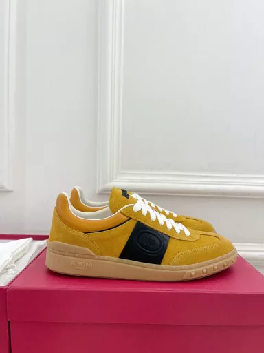 Valentino 2024 ☑️Latest runway style UPVILLAGE couple casual sports shoesOriginal purchase development and production Valentino hot-selling sports shoes G-Dragon, Tan Jianci, Guan Xiaotong and many other celebrities have the same style. Comfortable cowhide material, can be worn in all seasons, extremely comfortable to wear, the same style for men and women. Fashionable~