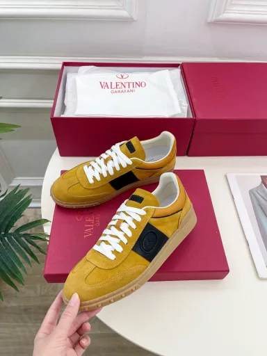Valentino 2024 ☑️Latest runway style UPVILLAGE couple casual sports shoesOriginal purchase development and production Valentino hot-selling sports shoes G-Dragon, Tan Jianci, Guan Xiaotong and many other celebrities have the same style. Comfortable cowhide material, can be worn in all seasons, extremely comfortable to wear, the same style for men and women. Fashionable~