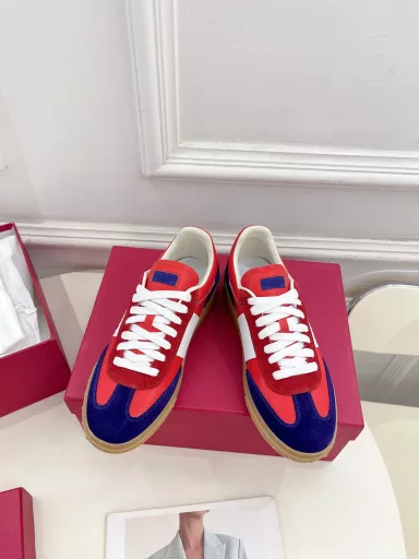 Valentino 2024 ☑️Latest runway style UPVILLAGE couple casual sports shoesOriginal purchase development and production Valentino hot-selling sports shoes G-Dragon, Tan Jianci, Guan Xiaotong and many other celebrities have the same style. Comfortable cowhide material, can be worn in all seasons, extremely comfortable to wear, the same style for men and women. Fashionable~