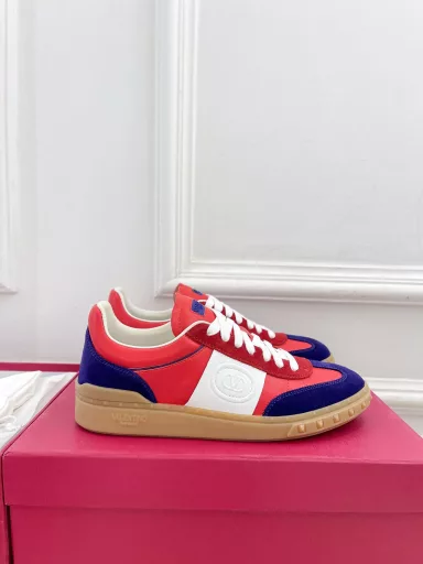 Valentino 2024 ☑️Latest runway style UPVILLAGE couple casual sports shoesOriginal purchase development and production Valentino hot-selling sports shoes G-Dragon, Tan Jianci, Guan Xiaotong and many other celebrities have the same style. Comfortable cowhide material, can be worn in all seasons, extremely comfortable to wear, the same style for men and women. Fashionable~