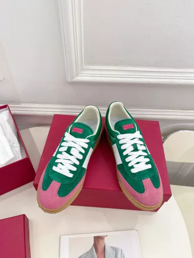 Valentino 2024 ☑️Latest runway style UPVILLAGE couple casual sports shoesOriginal purchase development and production Valentino hot-selling sports shoes G-Dragon, Tan Jianci, Guan Xiaotong and many other celebrities have the same style. Comfortable cowhide material, can be worn in all seasons, extremely comfortable to wear, the same style for men and women. Fashionable~