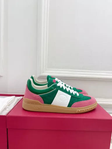 Valentino 2024 ☑️Latest runway style UPVILLAGE couple casual sports shoesOriginal purchase development and production Valentino hot-selling sports shoes G-Dragon, Tan Jianci, Guan Xiaotong and many other celebrities have the same style. Comfortable cowhide material, can be worn in all seasons, extremely comfortable to wear, the same style for men and women. Fashionable~