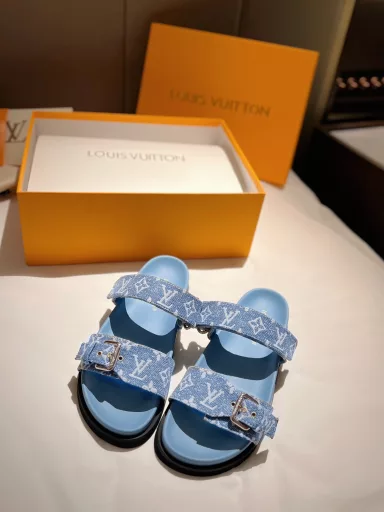 LV 🧡💚2023 Spring and Summer New Top Version⚠️The latest hot-selling slippers in the counterFull of high-end feeling! A popular model among bloggers at home and abroad, retro and fashionable, looks stunning on the feet! The official website's main model★