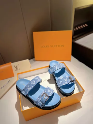LV 🧡💚2023 Spring and Summer New Top Version⚠️The latest hot-selling slippers in the counterFull of high-end feeling! A popular model among bloggers at home and abroad, retro and fashionable, looks stunning on the feet! The official website's main model★