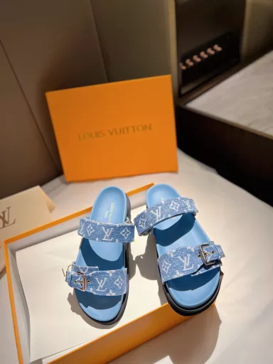LV 🧡💚2023 Spring and Summer New Top Version⚠️The latest hot-selling slippers in the counterFull of high-end feeling! A popular model among bloggers at home and abroad, retro and fashionable, looks stunning on the feet! The official website's main model★