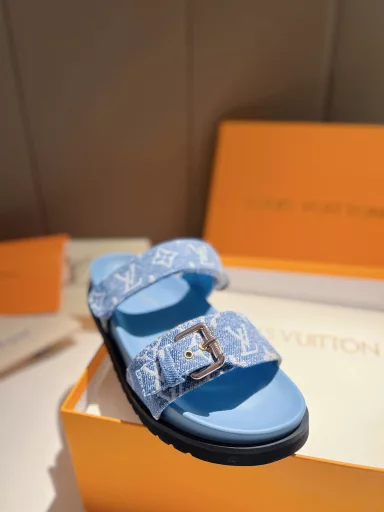 LV 🧡💚2023 Spring and Summer New Top Version⚠️The latest hot-selling slippers in the counterFull of high-end feeling! A popular model among bloggers at home and abroad, retro and fashionable, looks stunning on the feet! The official website's main model★