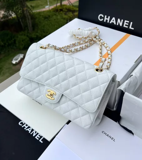 CHANEL's overseas channel resources specially provide Classic Flap cowhide diamond pattern handbag ❗️CHANEL classic diamond pattern cowhide CF, this model is hard to buy in the counter index five stars CF is a collection-level bag, and it is invincible and versatile! Whether you are dating, going to work, going to Pary or even in a hurry to go out and don’t know what bag to take to match your clothes, CF will never go wrong, domineering! A must-have for royal sisters! Cowhide is the more common caviar skin and litchi skin. Compared with sheepskin, it is more wear-resistant and durable, not easy to deform, more worth buying, and the practical life will be longer! Retro and modern elements create different fashion effects, which are surprising and irresistible. It is energetic and cool, and has a new and unique definition of trendy fashion. It is one of the hottest fashion items in recent years!