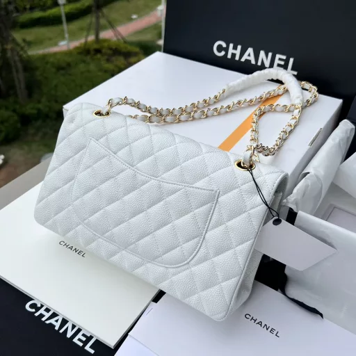 CHANEL's overseas channel resources specially provide Classic Flap cowhide diamond pattern handbag ❗️CHANEL classic diamond pattern cowhide CF, this model is hard to buy in the counter index five stars CF is a collection-level bag, and it is invincible and versatile! Whether you are dating, going to work, going to Pary or even in a hurry to go out and don’t know what bag to take to match your clothes, CF will never go wrong, domineering! A must-have for royal sisters! Cowhide is the more common caviar skin and litchi skin. Compared with sheepskin, it is more wear-resistant and durable, not easy to deform, more worth buying, and the practical life will be longer! Retro and modern elements create different fashion effects, which are surprising and irresistible. It is energetic and cool, and has a new and unique definition of trendy fashion. It is one of the hottest fashion items in recent years!