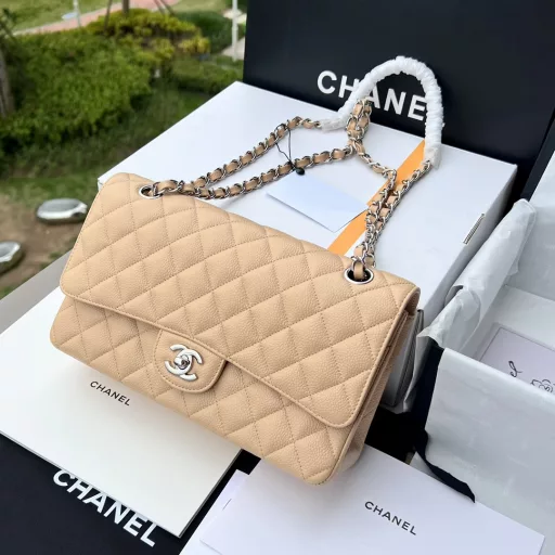 CHANEL's overseas channel resources specially provide Classic Flap cowhide diamond pattern handbag ❗️CHANEL classic diamond pattern cowhide CF, this model is hard to buy in the counter index five stars CF is a collection-level bag, and it is invincible and versatile! Whether you are dating, going to work, going to Pary or even in a hurry to go out and don’t know what bag to take to match your clothes, CF will never go wrong, domineering! A must-have for royal sisters! Cowhide is the more common caviar skin and litchi skin. Compared with sheepskin, it is more wear-resistant and durable, not easy to deform, more worth buying, and the practical life will be longer! Retro and modern elements create different fashion effects, which are surprising and irresistible. It is energetic and cool, and has a new and unique definition of trendy fashion. It is one of the hottest fashion items in recent years!