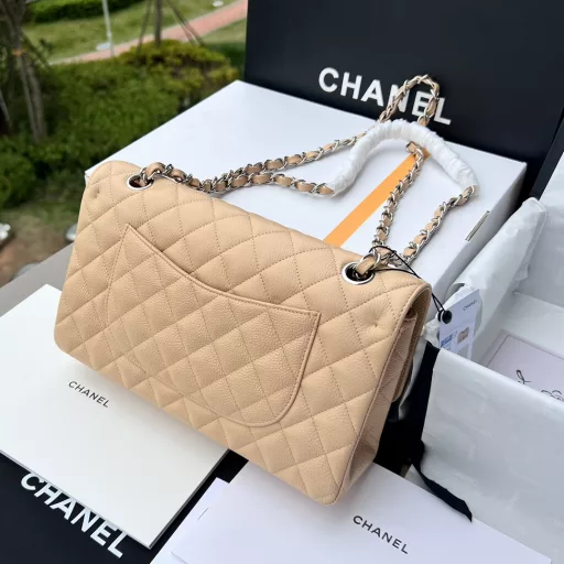 CHANEL's overseas channel resources specially provide Classic Flap cowhide diamond pattern handbag ❗️CHANEL classic diamond pattern cowhide CF, this model is hard to buy in the counter index five stars CF is a collection-level bag, and it is invincible and versatile! Whether you are dating, going to work, going to Pary or even in a hurry to go out and don’t know what bag to take to match your clothes, CF will never go wrong, domineering! A must-have for royal sisters! Cowhide is the more common caviar skin and litchi skin. Compared with sheepskin, it is more wear-resistant and durable, not easy to deform, more worth buying, and the practical life will be longer! Retro and modern elements create different fashion effects, which are surprising and irresistible. It is energetic and cool, and has a new and unique definition of trendy fashion. It is one of the hottest fashion items in recent years!