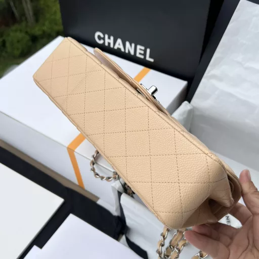 CHANEL's overseas channel resources specially provide Classic Flap cowhide diamond pattern handbag ❗️CHANEL classic diamond pattern cowhide CF, this model is hard to buy in the counter index five stars CF is a collection-level bag, and it is invincible and versatile! Whether you are dating, going to work, going to Pary or even in a hurry to go out and don’t know what bag to take to match your clothes, CF will never go wrong, domineering! A must-have for royal sisters! Cowhide is the more common caviar skin and litchi skin. Compared with sheepskin, it is more wear-resistant and durable, not easy to deform, more worth buying, and the practical life will be longer! Retro and modern elements create different fashion effects, which are surprising and irresistible. It is energetic and cool, and has a new and unique definition of trendy fashion. It is one of the hottest fashion items in recent years!