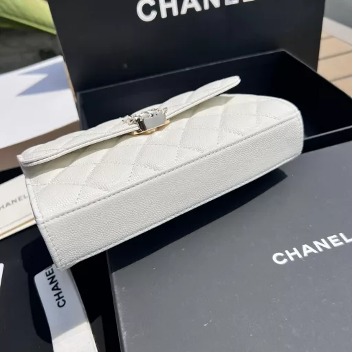 CHANEL overseas channel resources special supply ❗️ Chanel 23P Kelly chain bag, using the popular caviar cowhide, the characteristic is that the bag body is stiff and wear-resistant. The handle has two leather chains interwoven hollow design. The overall bag body looks small, but the capacity is good, and it can hold two mobile phones at the same time