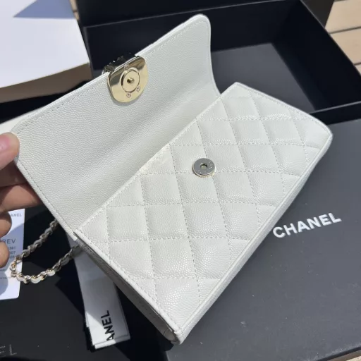 CHANEL overseas channel resources special supply ❗️ Chanel 23P Kelly chain bag, using the popular caviar cowhide, the characteristic is that the bag body is stiff and wear-resistant. The handle has two leather chains interwoven hollow design. The overall bag body looks small, but the capacity is good, and it can hold two mobile phones at the same time