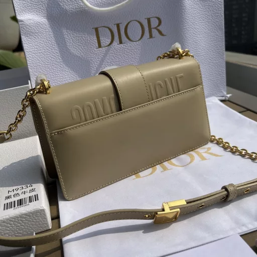 CHANEL Overseas Channel Resources Specially Provided by Montaigne❗️ This 30Montaigne East-west chain handbag is carefully crafted from smooth cowhide leather. The classic and elegant design enhances the style of the series. The flap is decorated with a vintage gold-finished metal CD buckle, inspired by the seal of the Christian Dior perfume bottle. Other details such as the 30MONTAIGNE embossed logo on the back highlight the neat design. With a detachable chain shoulder strap decorated with leather panels, it can be carried by hand, on the shoulder or crossbody.