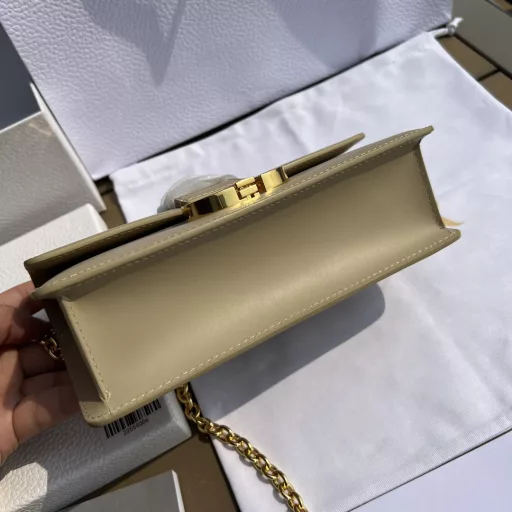 CHANEL Overseas Channel Resources Specially Provided by Montaigne❗️ This 30Montaigne East-west chain handbag is carefully crafted from smooth cowhide leather. The classic and elegant design enhances the style of the series. The flap is decorated with a vintage gold-finished metal CD buckle, inspired by the seal of the Christian Dior perfume bottle. Other details such as the 30MONTAIGNE embossed logo on the back highlight the neat design. With a detachable chain shoulder strap decorated with leather panels, it can be carried by hand, on the shoulder or crossbody.