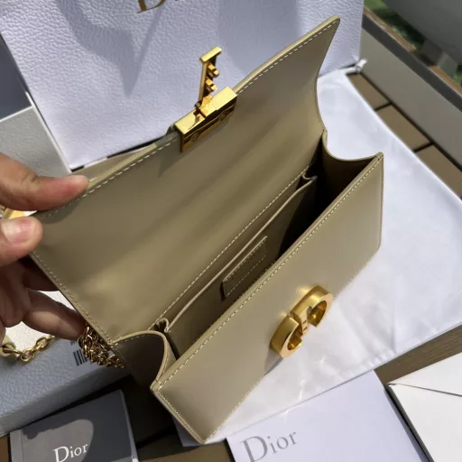 CHANEL Overseas Channel Resources Specially Provided by Montaigne❗️ This 30Montaigne East-west chain handbag is carefully crafted from smooth cowhide leather. The classic and elegant design enhances the style of the series. The flap is decorated with a vintage gold-finished metal CD buckle, inspired by the seal of the Christian Dior perfume bottle. Other details such as the 30MONTAIGNE embossed logo on the back highlight the neat design. With a detachable chain shoulder strap decorated with leather panels, it can be carried by hand, on the shoulder or crossbody.