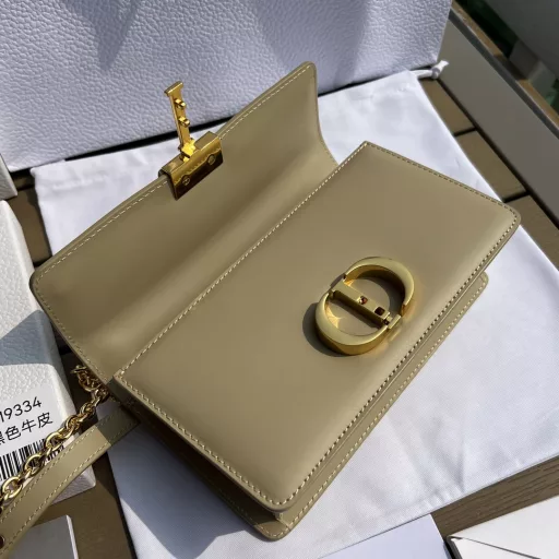 CHANEL Overseas Channel Resources Specially Provided by Montaigne❗️ This 30Montaigne East-west chain handbag is carefully crafted from smooth cowhide leather. The classic and elegant design enhances the style of the series. The flap is decorated with a vintage gold-finished metal CD buckle, inspired by the seal of the Christian Dior perfume bottle. Other details such as the 30MONTAIGNE embossed logo on the back highlight the neat design. With a detachable chain shoulder strap decorated with leather panels, it can be carried by hand, on the shoulder or crossbody.