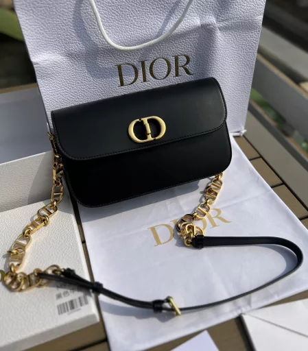 DIOR Overseas Channel Resources Special Montaigne Handbags❗️This 30Montaigne Avenue handbag features an elegant design that elevates the style of this classic series. Crafted from black glossy cowhide leather, the rounded flap has a delicate curve and is decorated with a vintage gold-finished metal CD buckle, inspired by the seal of a Christian Dior perfume bottle. The back is decorated with an embossed 30Montaigne logo and a classic chain consisting of alternating gold-finished metal and enamel links in the same color as the leather. The pleated design is spacious and has a refined silhouette. It can be carried by hand, on the shoulder or across the body.