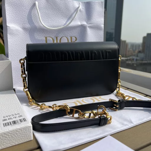 DIOR Overseas Channel Resources Special Montaigne Handbags❗️This 30Montaigne Avenue handbag features an elegant design that elevates the style of this classic series. Crafted from black glossy cowhide leather, the rounded flap has a delicate curve and is decorated with a vintage gold-finished metal CD buckle, inspired by the seal of a Christian Dior perfume bottle. The back is decorated with an embossed 30Montaigne logo and a classic chain consisting of alternating gold-finished metal and enamel links in the same color as the leather. The pleated design is spacious and has a refined silhouette. It can be carried by hand, on the shoulder or across the body.