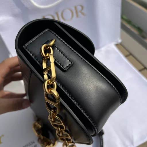 DIOR Overseas Channel Resources Special Montaigne Handbags❗️This 30Montaigne Avenue handbag features an elegant design that elevates the style of this classic series. Crafted from black glossy cowhide leather, the rounded flap has a delicate curve and is decorated with a vintage gold-finished metal CD buckle, inspired by the seal of a Christian Dior perfume bottle. The back is decorated with an embossed 30Montaigne logo and a classic chain consisting of alternating gold-finished metal and enamel links in the same color as the leather. The pleated design is spacious and has a refined silhouette. It can be carried by hand, on the shoulder or across the body.
