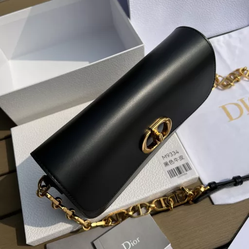 DIOR Overseas Channel Resources Special Montaigne Handbags❗️This 30Montaigne Avenue handbag features an elegant design that elevates the style of this classic series. Crafted from black glossy cowhide leather, the rounded flap has a delicate curve and is decorated with a vintage gold-finished metal CD buckle, inspired by the seal of a Christian Dior perfume bottle. The back is decorated with an embossed 30Montaigne logo and a classic chain consisting of alternating gold-finished metal and enamel links in the same color as the leather. The pleated design is spacious and has a refined silhouette. It can be carried by hand, on the shoulder or across the body.