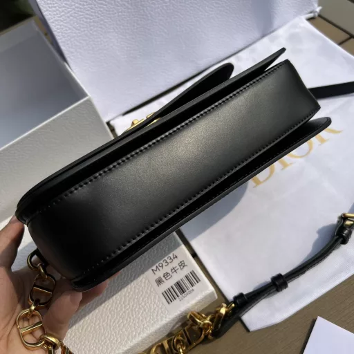DIOR Overseas Channel Resources Special Montaigne Handbags❗️This 30Montaigne Avenue handbag features an elegant design that elevates the style of this classic series. Crafted from black glossy cowhide leather, the rounded flap has a delicate curve and is decorated with a vintage gold-finished metal CD buckle, inspired by the seal of a Christian Dior perfume bottle. The back is decorated with an embossed 30Montaigne logo and a classic chain consisting of alternating gold-finished metal and enamel links in the same color as the leather. The pleated design is spacious and has a refined silhouette. It can be carried by hand, on the shoulder or across the body.