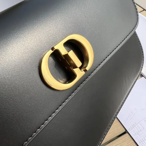 DIOR Overseas Channel Resources Special Montaigne Handbags❗️This 30Montaigne Avenue handbag features an elegant design that elevates the style of this classic series. Crafted from black glossy cowhide leather, the rounded flap has a delicate curve and is decorated with a vintage gold-finished metal CD buckle, inspired by the seal of a Christian Dior perfume bottle. The back is decorated with an embossed 30Montaigne logo and a classic chain consisting of alternating gold-finished metal and enamel links in the same color as the leather. The pleated design is spacious and has a refined silhouette. It can be carried by hand, on the shoulder or across the body.