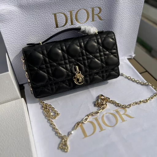 Dior overseas channel resources special❗️This Miss Dior handbag is a new product for spring 2023. It is elegant and practical, further enriching the Lady Dior series. It is carefully crafted with black sheepskin leather and decorated with rattan check pattern. The flap design is matched with D.O.I.R. pendant to enhance the style. It has multiple compartments and card slots to store various daily necessities, making it an ideal companion for day and evening wear. Mini style, with top handle and detachable chain decorated with resin beads, can be carried by hand or crossbody.