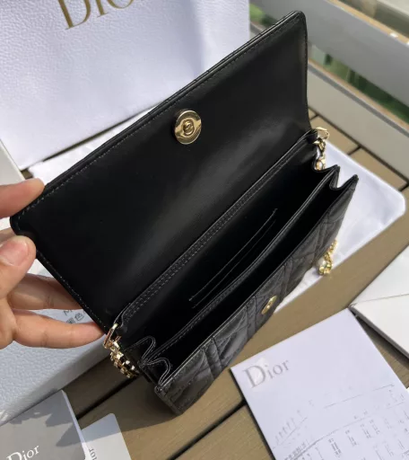 Dior overseas channel resources special❗️This Miss Dior handbag is a new product for spring 2023. It is elegant and practical, further enriching the Lady Dior series. It is carefully crafted with black sheepskin leather and decorated with rattan check pattern. The flap design is matched with D.O.I.R. pendant to enhance the style. It has multiple compartments and card slots to store various daily necessities, making it an ideal companion for day and evening wear. Mini style, with top handle and detachable chain decorated with resin beads, can be carried by hand or crossbody.