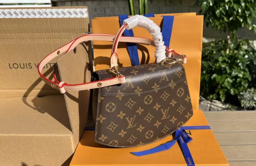 LV overseas channel resources specially provide new fan-shaped bags ❗️2023 show models. The fan-shaped bags with advanced design are unique and fashionable! With classic color matching old flower pattern, it can be carried by hand or crossbody. It is playful with a girlish feeling and suitable for commuting to work. The overall design is very strong, and it says goodbye to the same old bag styles!