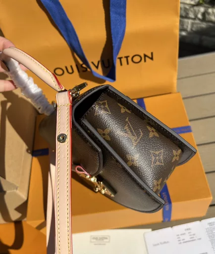 LV overseas channel resources specially provide new fan-shaped bags ❗️2023 show models. The fan-shaped bags with advanced design are unique and fashionable! With classic color matching old flower pattern, it can be carried by hand or crossbody. It is playful with a girlish feeling and suitable for commuting to work. The overall design is very strong, and it says goodbye to the same old bag styles!