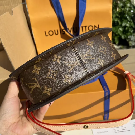 LV overseas channel resources specially provide new fan-shaped bags ❗️2023 show models. The fan-shaped bags with advanced design are unique and fashionable! With classic color matching old flower pattern, it can be carried by hand or crossbody. It is playful with a girlish feeling and suitable for commuting to work. The overall design is very strong, and it says goodbye to the same old bag styles!