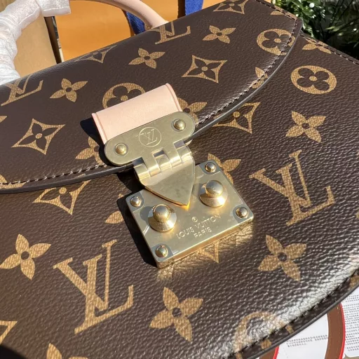 LV overseas channel resources specially provide new fan-shaped bags ❗️2023 show models. The fan-shaped bags with advanced design are unique and fashionable! With classic color matching old flower pattern, it can be carried by hand or crossbody. It is playful with a girlish feeling and suitable for commuting to work. The overall design is very strong, and it says goodbye to the same old bag styles!
