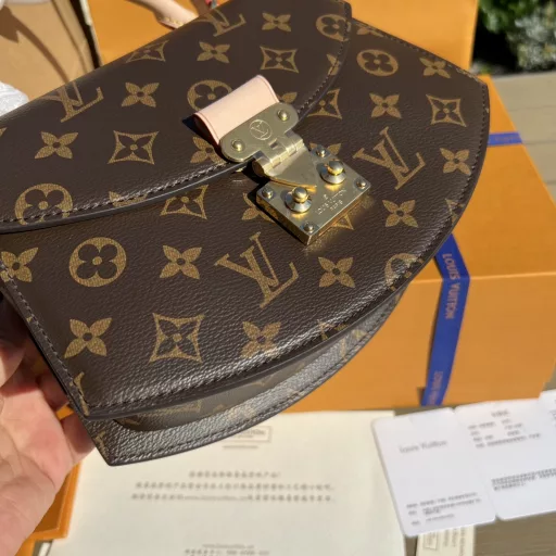 LV overseas channel resources specially provide new fan-shaped bags ❗️2023 show models. The fan-shaped bags with advanced design are unique and fashionable! With classic color matching old flower pattern, it can be carried by hand or crossbody. It is playful with a girlish feeling and suitable for commuting to work. The overall design is very strong, and it says goodbye to the same old bag styles!