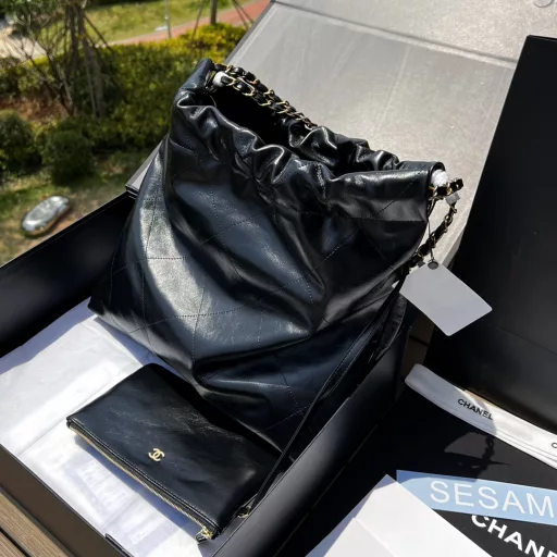 CHANEL 22 handbags from overseas channels have arrived❗️The hottest🔥handbag trash bag real shot details are here! Chanel's heavyweight bag names are always related to numbers and dates. The 22 handbag is one of the key items. The smooth leather is shiny and soft, and the leather is clad in a gold chain element. There is a hollow brass logo metal on the chain, which is very retro! The capacity is large enough, with a zipper compartment and a detachable small handbag inside, it is simply a magic tool for street photo shooting!