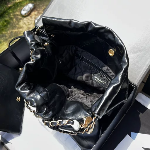 CHANEL 22 handbags from overseas channels have arrived❗️The hottest🔥handbag trash bag real shot details are here! Chanel's heavyweight bag names are always related to numbers and dates. The 22 handbag is one of the key items. The smooth leather is shiny and soft, and the leather is clad in a gold chain element. There is a hollow brass logo metal on the chain, which is very retro! The capacity is large enough, with a zipper compartment and a detachable small handbag inside, it is simply a magic tool for street photo shooting!