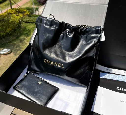 CHANEL 22 handbags from overseas channels have arrived❗️The hottest🔥handbag trash bag real shot details are here! Chanel's heavyweight bag names are always related to numbers and dates. The 22 handbag is one of the key items. The smooth leather is shiny and soft, and the leather is clad in a gold chain element. There is a hollow brass logo metal on the chain, which is very retro! The capacity is large enough, with a zipper compartment and a detachable small handbag inside, it is simply a magic tool for street photo shooting!