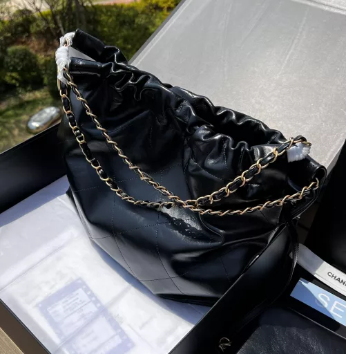 CHANEL 22 handbags from overseas channels have arrived❗️The hottest🔥handbag trash bag real shot details are here! Chanel's heavyweight bag names are always related to numbers and dates. The 22 handbag is one of the key items. The smooth leather is shiny and soft, and the leather is clad in a gold chain element. There is a hollow brass logo metal on the chain, which is very retro! The capacity is large enough, with a zipper compartment and a detachable small handbag inside, it is simply a magic tool for street photo shooting!