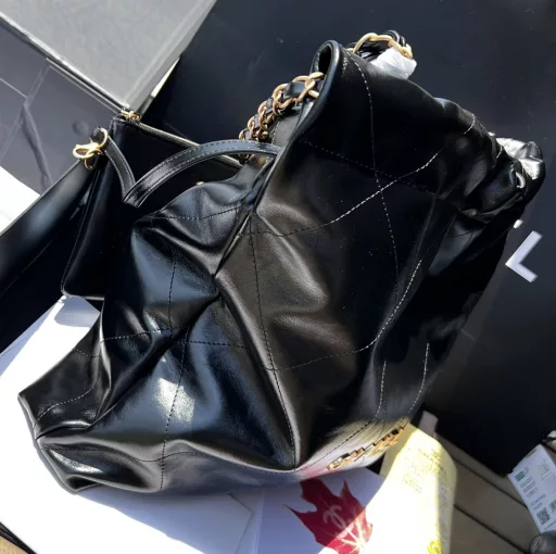 CHANEL 22 handbags from overseas channels have arrived❗️The hottest🔥handbag trash bag real shot details are here! Chanel's heavyweight bag names are always related to numbers and dates. The 22 handbag is one of the key items. The smooth leather is shiny and soft, and the leather is clad in a gold chain element. There is a hollow brass logo metal on the chain, which is very retro! The capacity is large enough, with a zipper compartment and a detachable small handbag inside, it is simply a magic tool for street photo shooting!