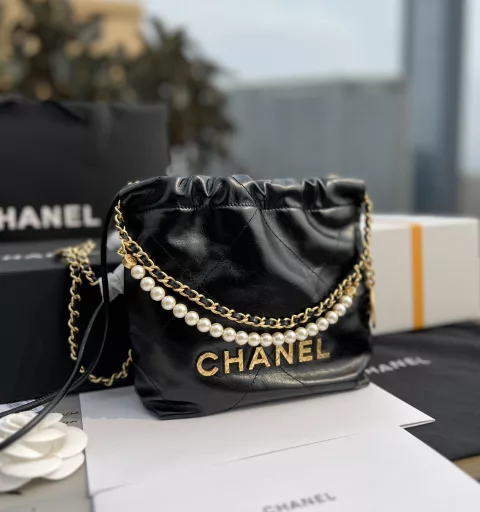 CHANEL overseas channel resources special❗️If you missed these 22bags, don’t miss this mini pearl handbag! Are you also watching this pearl mini22 pearl bag handbag? Although this mini pearl bag is much smaller than the ordinary classic model, its capacity is still strong, and it can hold your personal belongings when you go shopping or date. Secondly, the addition of the pearl chain element makes the originally casual 22bag suddenly look girly. It can be carried by hand or cross-body, which is exquisite and cute! In addition, with the title of 22bag, there is no need to worry about its value retention. The mini pearl model appears as a seasonal bag, and it is the C player of the new season!