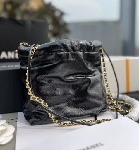 CHANEL overseas channel resources special❗️If you missed these 22bags, don’t miss this mini pearl handbag! Are you also watching this pearl mini22 pearl bag handbag? Although this mini pearl bag is much smaller than the ordinary classic model, its capacity is still strong, and it can hold your personal belongings when you go shopping or date. Secondly, the addition of the pearl chain element makes the originally casual 22bag suddenly look girly. It can be carried by hand or cross-body, which is exquisite and cute! In addition, with the title of 22bag, there is no need to worry about its value retention. The mini pearl model appears as a seasonal bag, and it is the C player of the new season!