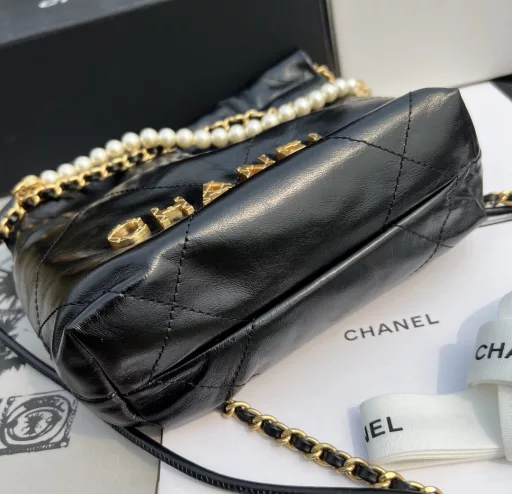 CHANEL overseas channel resources special❗️If you missed these 22bags, don’t miss this mini pearl handbag! Are you also watching this pearl mini22 pearl bag handbag? Although this mini pearl bag is much smaller than the ordinary classic model, its capacity is still strong, and it can hold your personal belongings when you go shopping or date. Secondly, the addition of the pearl chain element makes the originally casual 22bag suddenly look girly. It can be carried by hand or cross-body, which is exquisite and cute! In addition, with the title of 22bag, there is no need to worry about its value retention. The mini pearl model appears as a seasonal bag, and it is the C player of the new season!