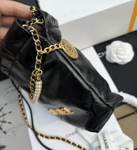 CHANEL overseas channel resources special❗️If you missed these 22bags, don’t miss this mini pearl handbag! Are you also watching this pearl mini22 pearl bag handbag? Although this mini pearl bag is much smaller than the ordinary classic model, its capacity is still strong, and it can hold your personal belongings when you go shopping or date. Secondly, the addition of the pearl chain element makes the originally casual 22bag suddenly look girly. It can be carried by hand or cross-body, which is exquisite and cute! In addition, with the title of 22bag, there is no need to worry about its value retention. The mini pearl model appears as a seasonal bag, and it is the C player of the new season!