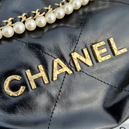 CHANEL overseas channel resources special❗️If you missed these 22bags, don’t miss this mini pearl handbag! Are you also watching this pearl mini22 pearl bag handbag? Although this mini pearl bag is much smaller than the ordinary classic model, its capacity is still strong, and it can hold your personal belongings when you go shopping or date. Secondly, the addition of the pearl chain element makes the originally casual 22bag suddenly look girly. It can be carried by hand or cross-body, which is exquisite and cute! In addition, with the title of 22bag, there is no need to worry about its value retention. The mini pearl model appears as a seasonal bag, and it is the C player of the new season!