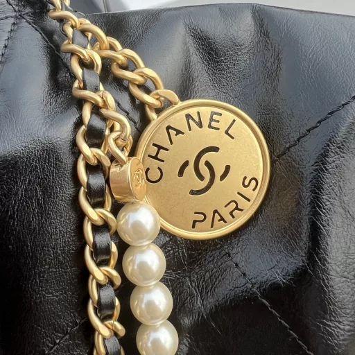 CHANEL overseas channel resources special❗️If you missed these 22bags, don’t miss this mini pearl handbag! Are you also watching this pearl mini22 pearl bag handbag? Although this mini pearl bag is much smaller than the ordinary classic model, its capacity is still strong, and it can hold your personal belongings when you go shopping or date. Secondly, the addition of the pearl chain element makes the originally casual 22bag suddenly look girly. It can be carried by hand or cross-body, which is exquisite and cute! In addition, with the title of 22bag, there is no need to worry about its value retention. The mini pearl model appears as a seasonal bag, and it is the C player of the new season!