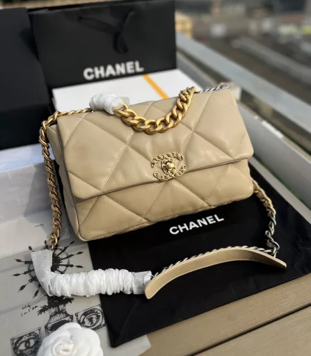 CHANEL overseas channel resources special❗️19 series pink is really girly😍CHANEL19 handbag is the last design that fashion master Karl Lagerfeld participated in before his death. Enlarging the classic diamond pattern and leather chain design, it retains the classic while upgrading practicality and comfort! The origin of the name 19 is like 2.55, a bag named after time, so as soon as you see it, you know it was born in 2019, and it also covers Ms. Chanel's birthday. Imported sheepskin, the leather is delicate and soft, and it feels fluffy when you touch it.