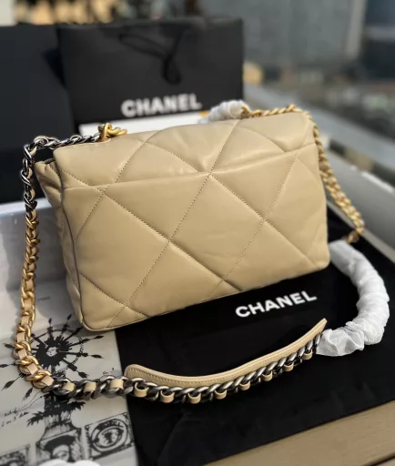 CHANEL overseas channel resources special❗️19 series pink is really girly😍CHANEL19 handbag is the last design that fashion master Karl Lagerfeld participated in before his death. Enlarging the classic diamond pattern and leather chain design, it retains the classic while upgrading practicality and comfort! The origin of the name 19 is like 2.55, a bag named after time, so as soon as you see it, you know it was born in 2019, and it also covers Ms. Chanel's birthday. Imported sheepskin, the leather is delicate and soft, and it feels fluffy when you touch it.