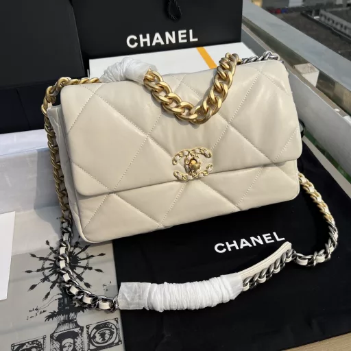 CHANEL overseas channel resources special❗️19 series pink is really girly😍CHANEL19 handbag is the last design that fashion master Karl Lagerfeld participated in before his death. Enlarging the classic diamond pattern and leather chain design, it retains the classic while upgrading practicality and comfort! The origin of the name 19 is like 2.55, a bag named after time, so as soon as you see it, you know it was born in 2019, and it also covers Ms. Chanel's birthday. Imported sheepskin, the leather is delicate and soft, and it feels fluffy when you touch it.