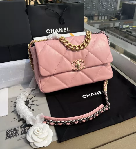 CHANEL overseas channel resources special❗️19 series pink is really girly😍CHANEL19 handbag is the last design that fashion master Karl Lagerfeld participated in before his death. Enlarging the classic diamond pattern and leather chain design, it retains the classic while upgrading practicality and comfort! The origin of the name 19 is like 2.55, a bag named after time, so as soon as you see it, you know it was born in 2019, and it also covers Ms. Chanel's birthday. Imported sheepskin, the leather is delicate and soft, and it feels fluffy when you touch it.