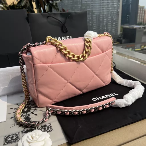 CHANEL overseas channel resources special❗️19 series pink is really girly😍CHANEL19 handbag is the last design that fashion master Karl Lagerfeld participated in before his death. Enlarging the classic diamond pattern and leather chain design, it retains the classic while upgrading practicality and comfort! The origin of the name 19 is like 2.55, a bag named after time, so as soon as you see it, you know it was born in 2019, and it also covers Ms. Chanel's birthday. Imported sheepskin, the leather is delicate and soft, and it feels fluffy when you touch it.